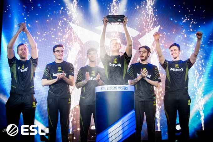 中的裁判存 中的裁判存